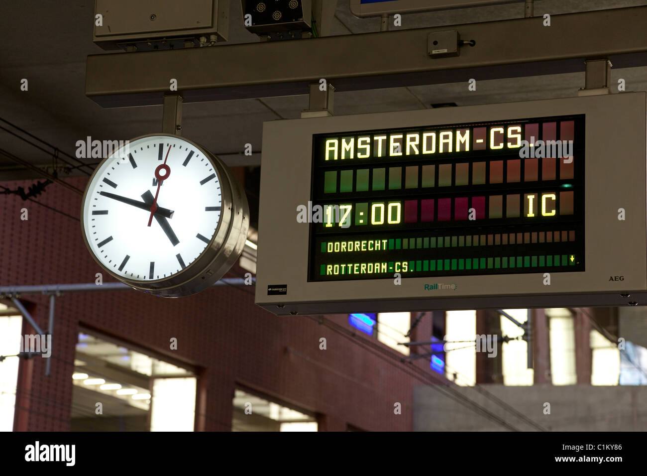 Signo de estación a Amsterdam con reloj Foto de stock
