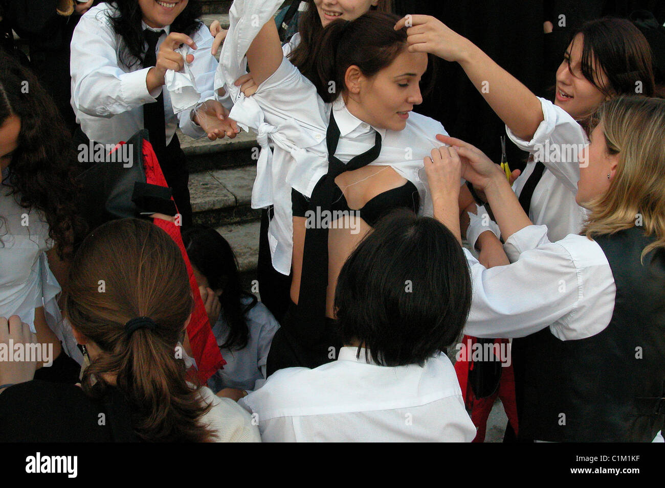 Universidad de Coimbra Portugal una bienvenida a los nuevos estudiantes universitarios (Caloiros) eslizamiento durante la Latada o Festa das Latas Foto de stock