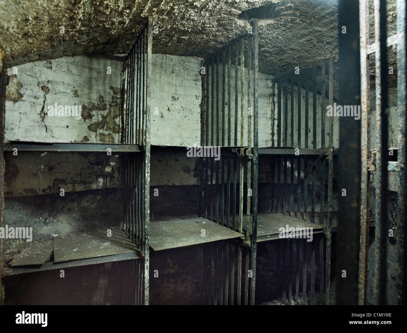 Las celdas de Newgate Viaducto Tavern, de la ciudad de Londres. células fueron una vez parte de Giltspur Comptor, con jaulas metálicas Foto de stock