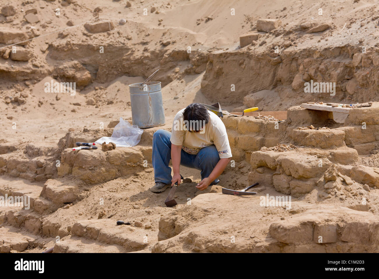 Arqueólogo excavando en la Huaca de la Luna, Trujillo, Perú Foto de stock