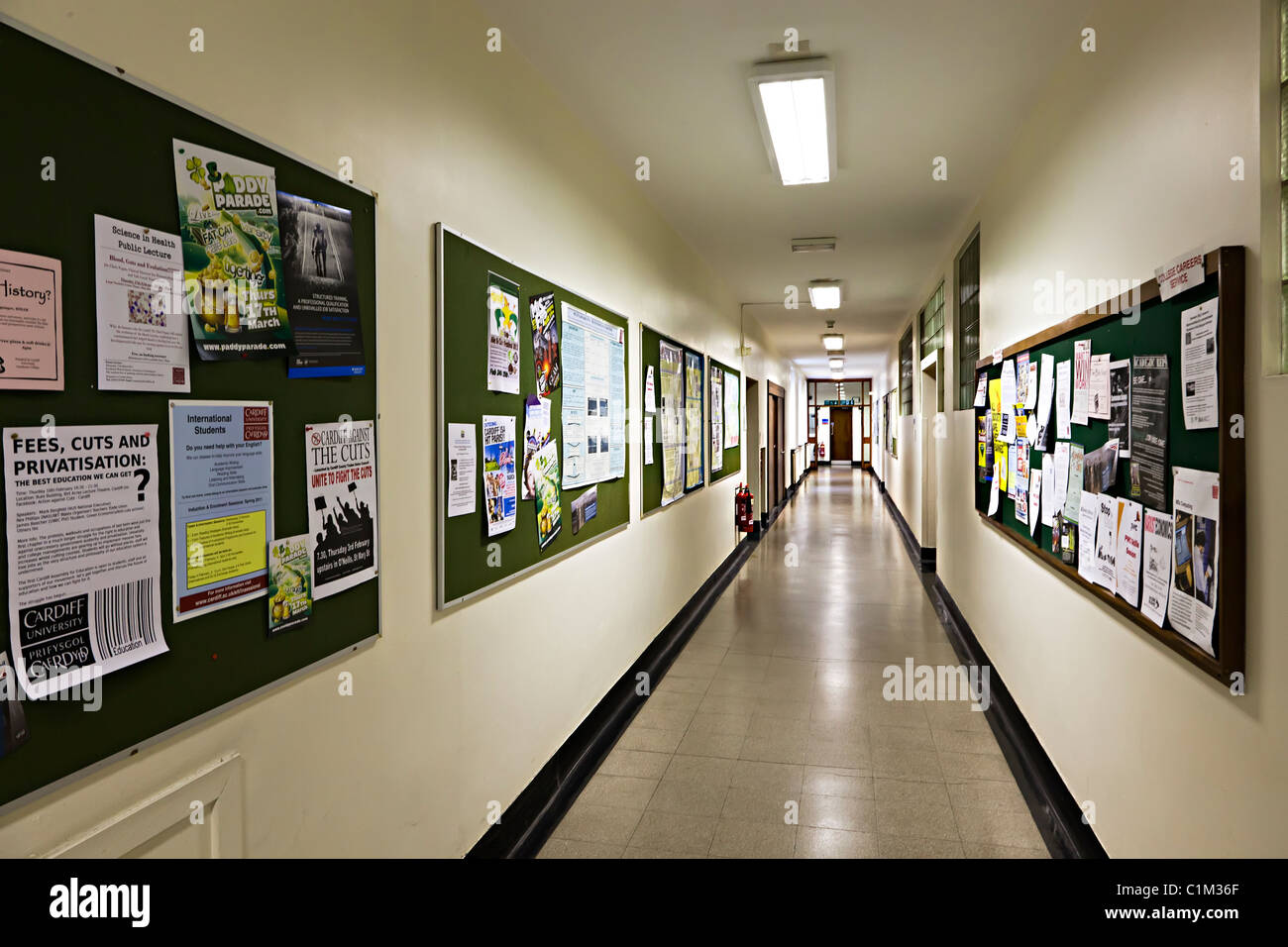 Un largo pasillo con tablones de anuncios de la Universidad de Cardiff en Gales UK Foto de stock