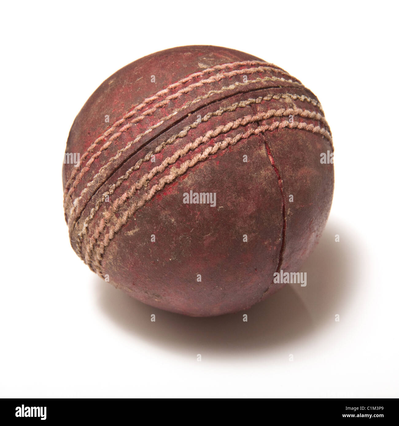 Bola de cricket de cuero blanco aislado en un fondo de estudio. Foto de stock