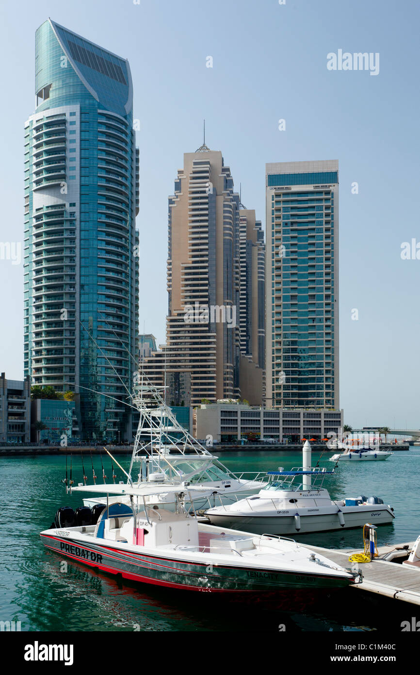 La Marina de Dubai, con edificios altos y barcos en Dubai, EAU, del Golfo Pérsico. Foto de stock