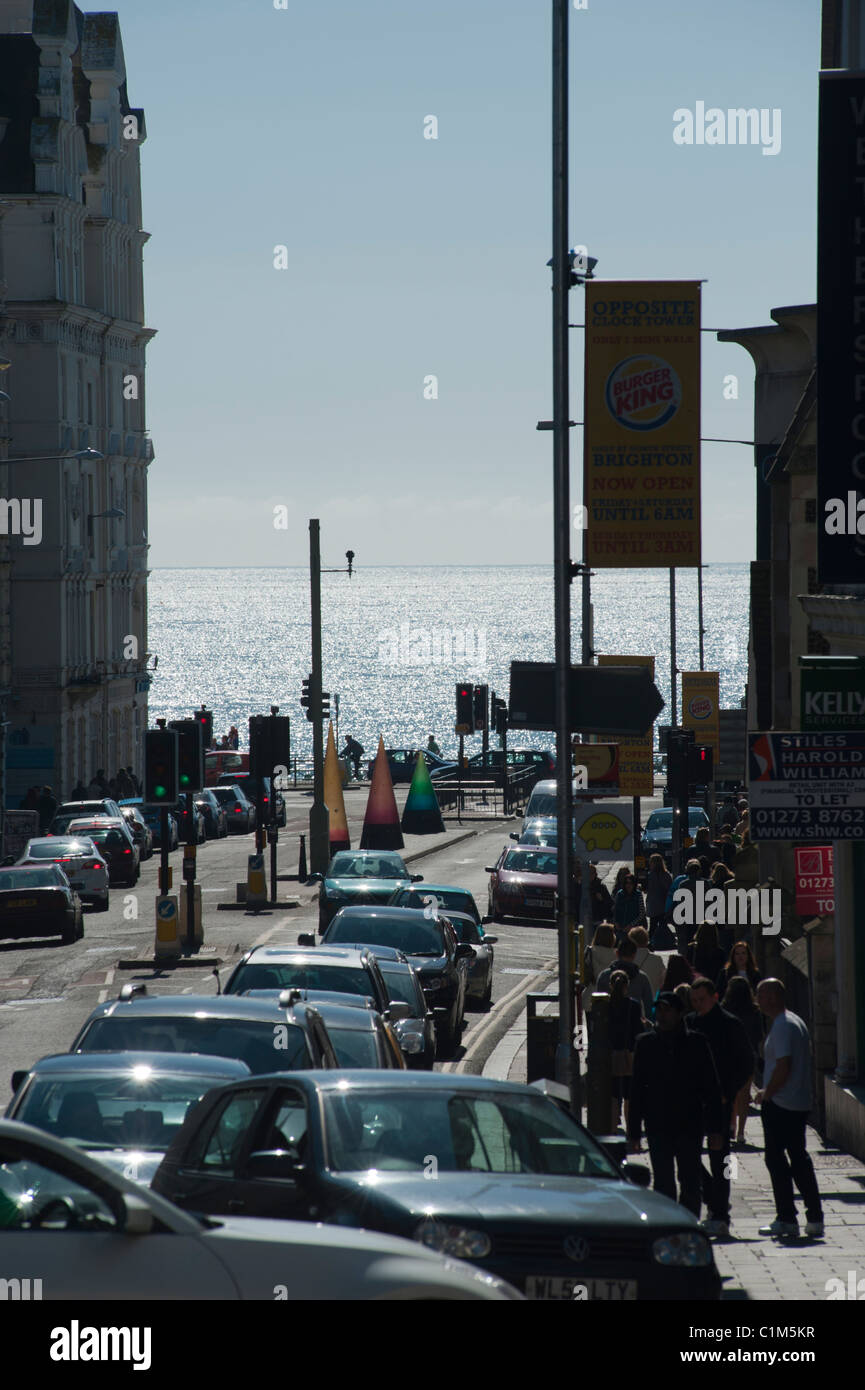 Colas de tráfico de espacio para aparcar el coche en la calle West Street, en el centro de la ciudad costera de Brighton, East Sussex, Inglaterra, Reino Unido. Foto de stock