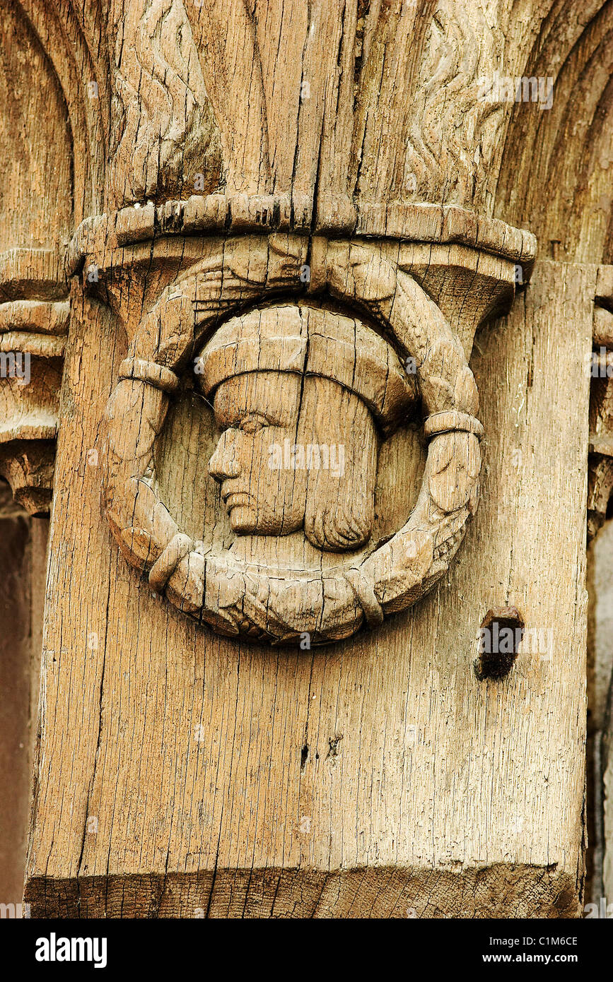 Francia, Cher, la Sologne, Aubigny sur Nere, medallón de madera sobre la fachada de la casa de Bailli Foto de stock