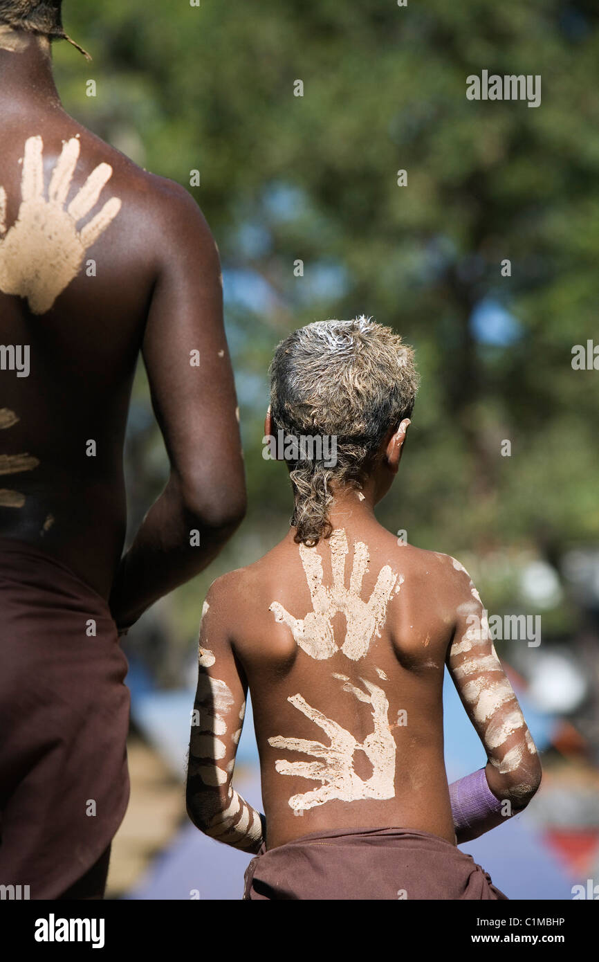 Campanilla ganar Recreación Bailarines aborígenes manos pintadas de color ocre con decoraciones de  espaldas. Laura, Queensland, Austral Fotografía de stock - Alamy