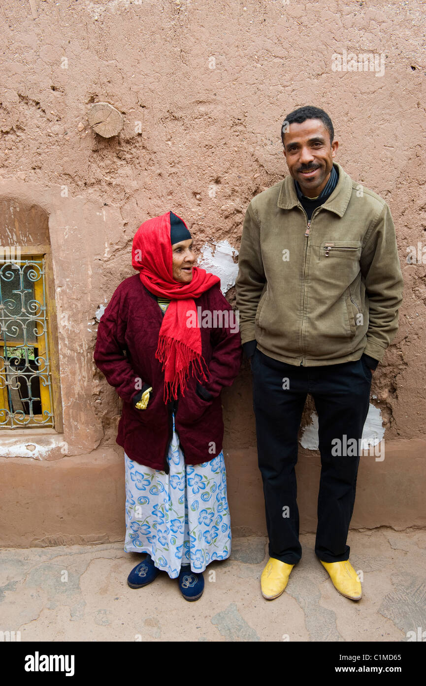 Una madre y su hijo que viven en una casa en Ait Ben Haddou, Marruecos Foto de stock