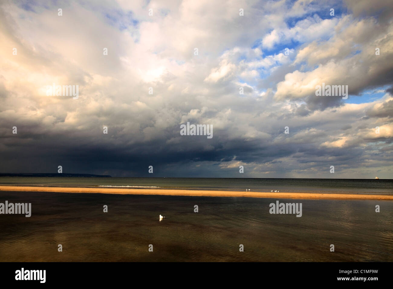 Cielo dramático sobre el Mar Báltico- visto desde la playa en Binz, en la isla alemana de Rügen Foto de stock