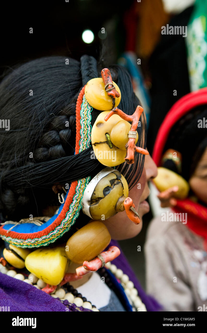 Tibetano coloridas joyas usadas por las mujeres de Aba, provincia de Sichuan. Foto de stock
