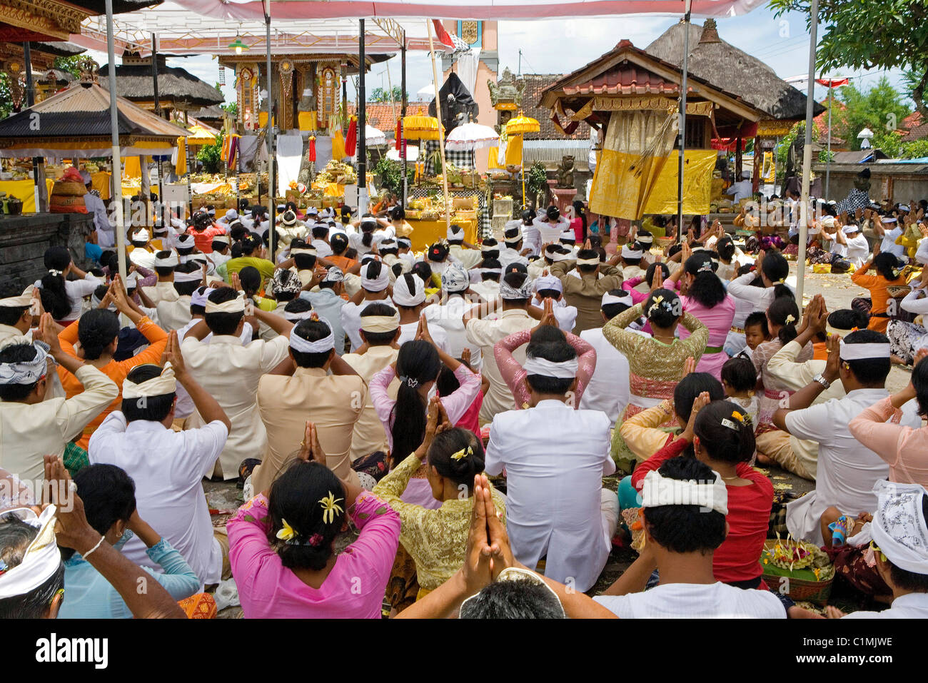 Indonesia Bali Saraswati (la diosa hindú del conocimiento Arts & music festival) seguido mayormente por estudiosos y estudiantes adorando Foto de stock