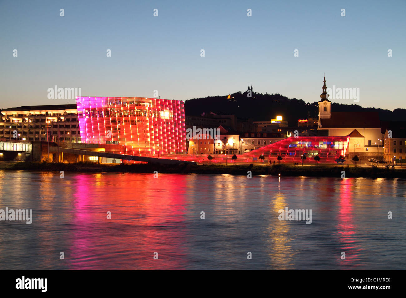 Centro de Ars Electronica, iluminada al anochecer, Linz, Austria Foto de stock