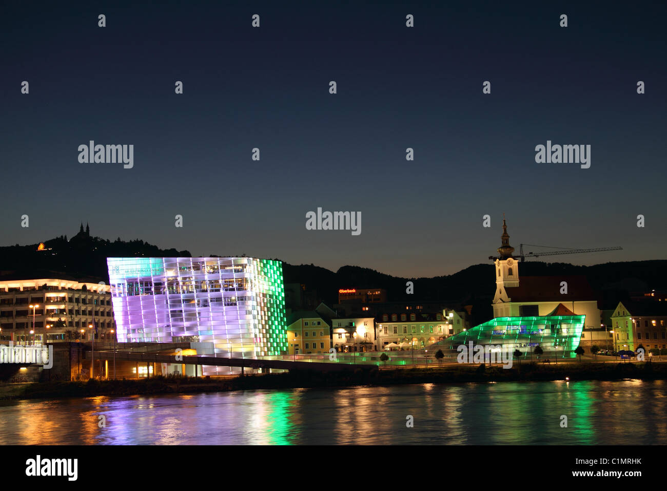 Centro de Ars Electronica, iluminada al anochecer, Linz, Austria Foto de stock