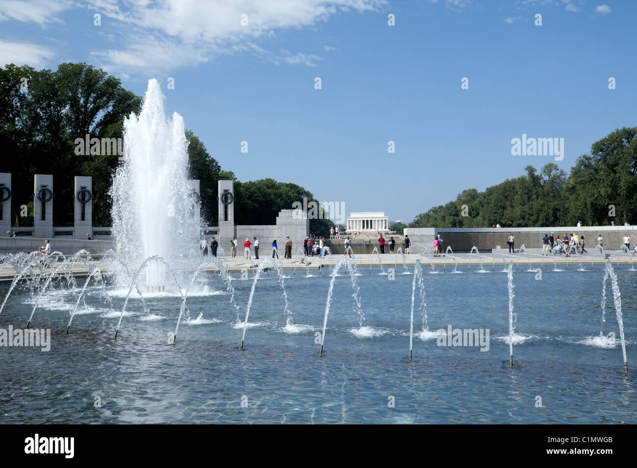El memorial de la segunda guerra mundial con fuentes y vista del Lincoln Memorial en Washington DC, EE.UU. Foto de stock