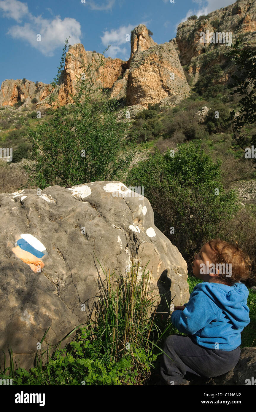 Israel, en Galilea, Amud (Pilar) stream parque y reserva natural de un niño se encuentra junto a la pista azul marcado Foto de stock