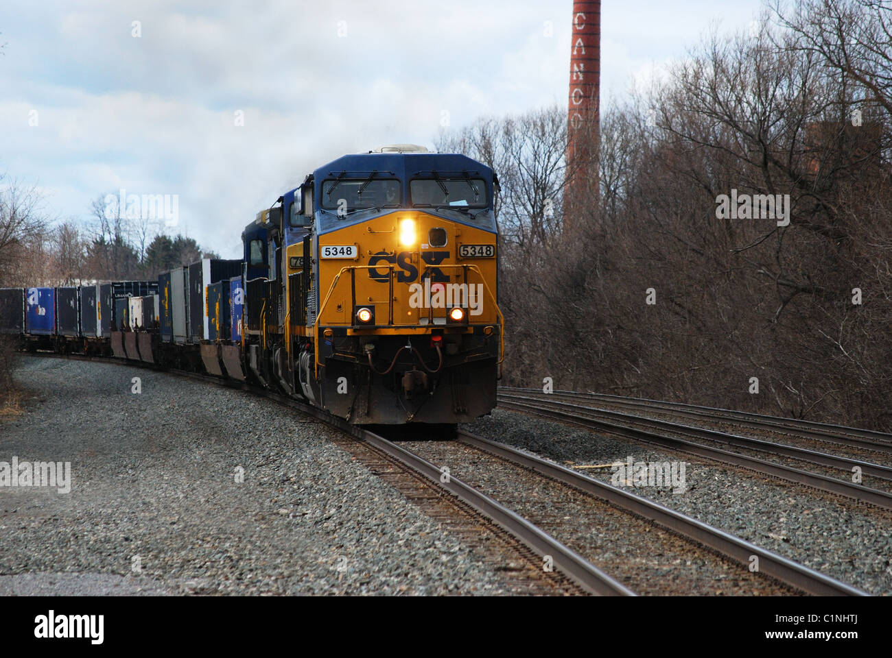 CSX tren de mercancías de la locomotora y los vagones. Foto de stock