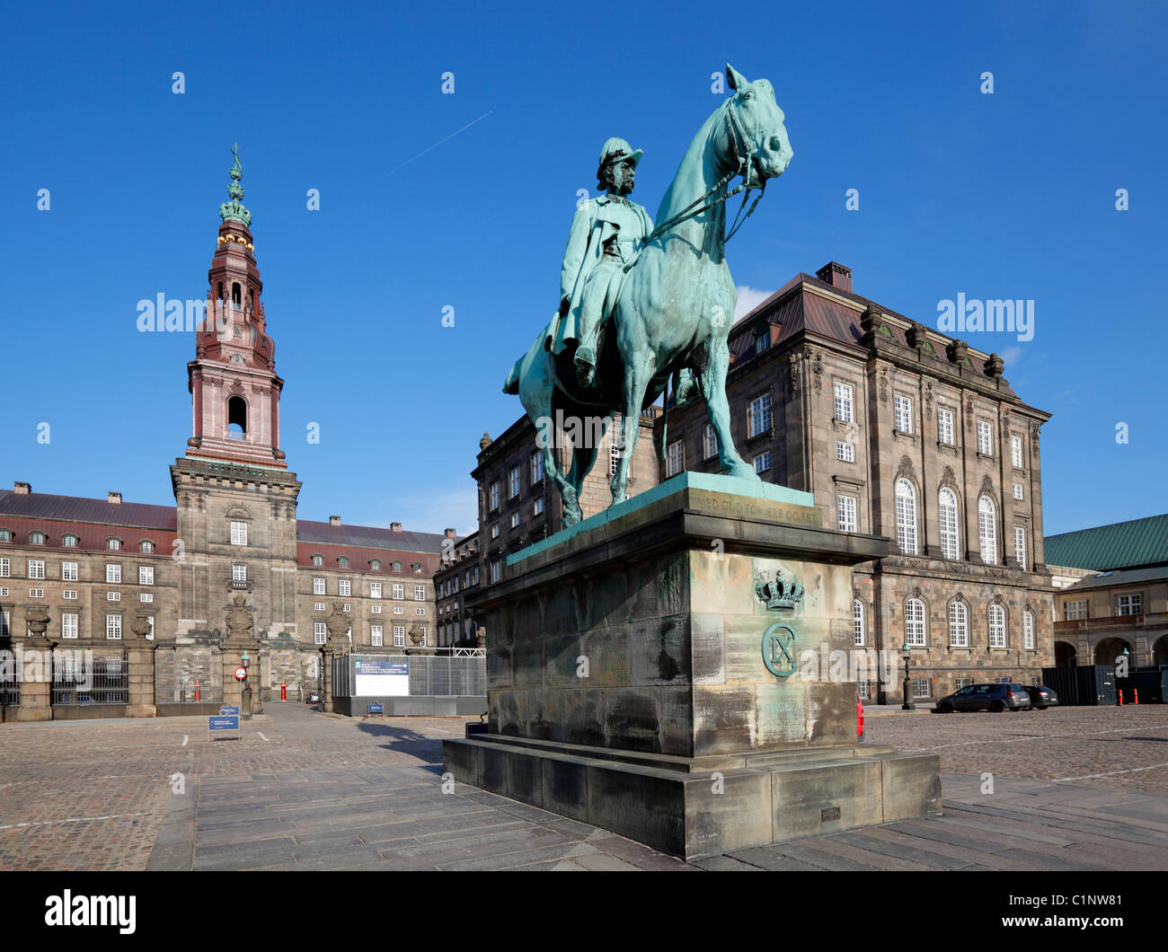 La estatua ecuestre del rey Christian IX y la torre principal de Christiansborg Palace como se ve desde la tierra de equitación Foto de stock