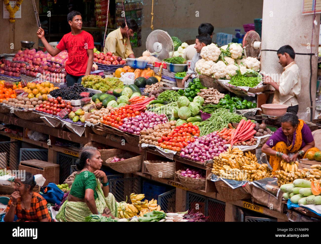 Mercado de productos interiores con numerosos oficinistas y ningún cliente en Panaji, Goa. Foto de stock