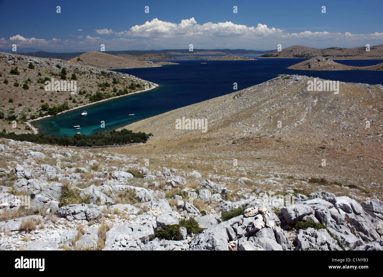 Conical islas de piedra caliza y colinas Kornati Parque Nacional islas de Dalmacia costa Dálmata Croacia Foto de stock