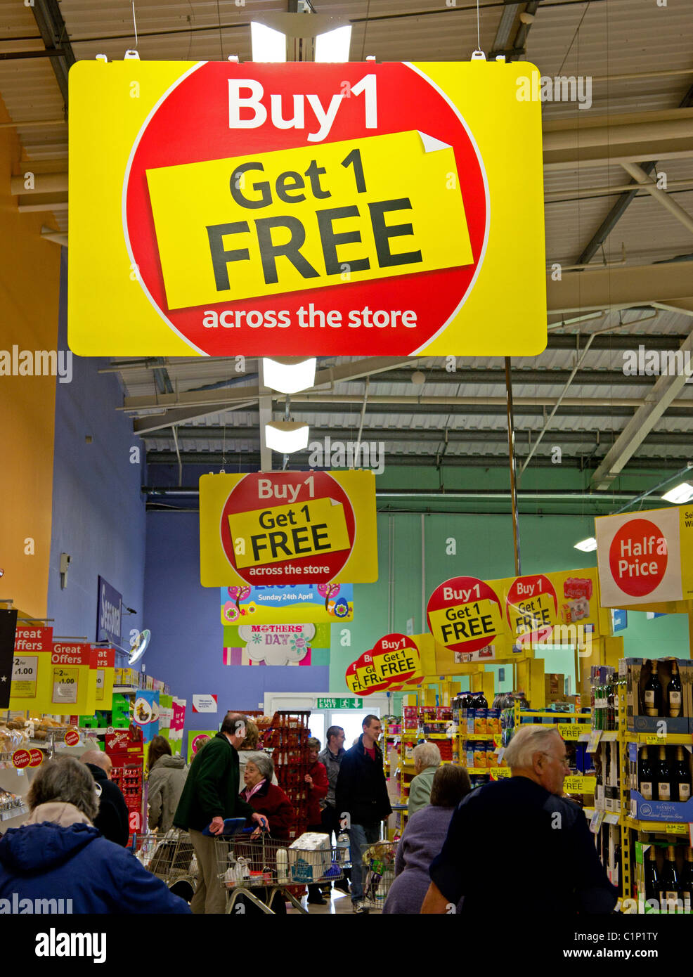 ' Buy 1 get 1 free ' cartel en un supermercado Tesco, REINO UNIDO