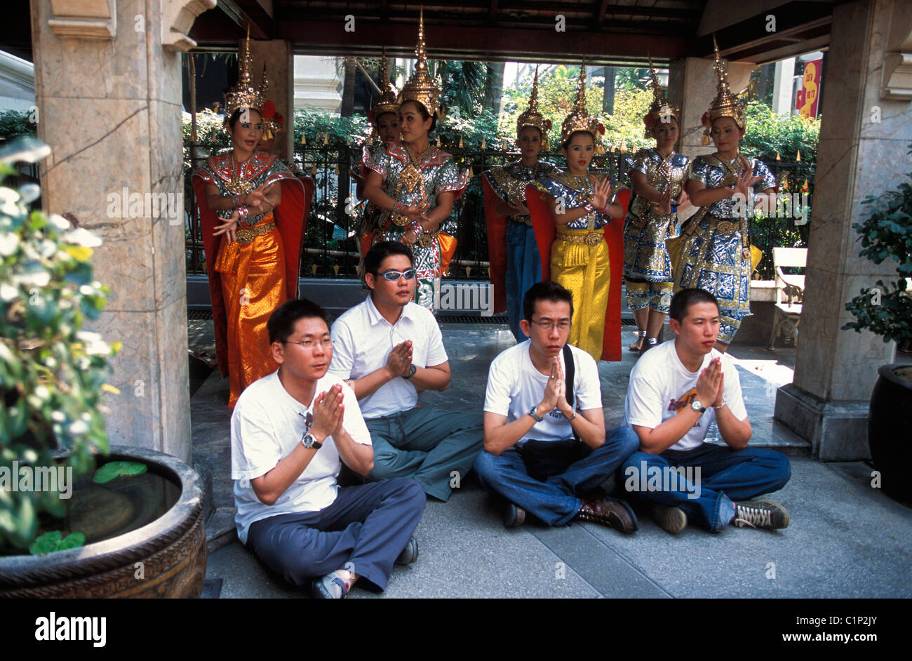 Tailandia, Bangkok, hora de oración en el distrito businessl Foto de stock