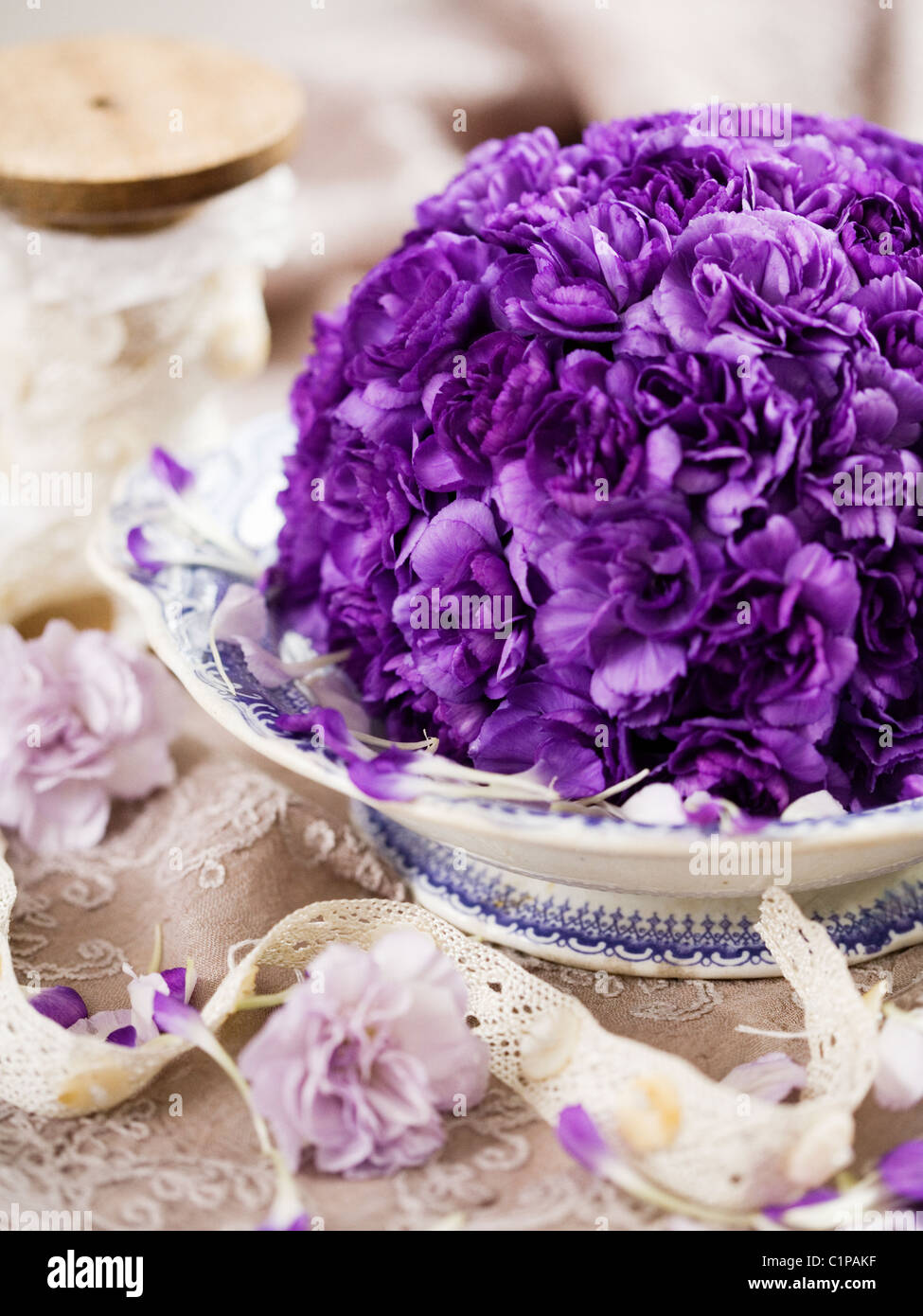 Flores púrpura en un tazón, close-up Foto de stock