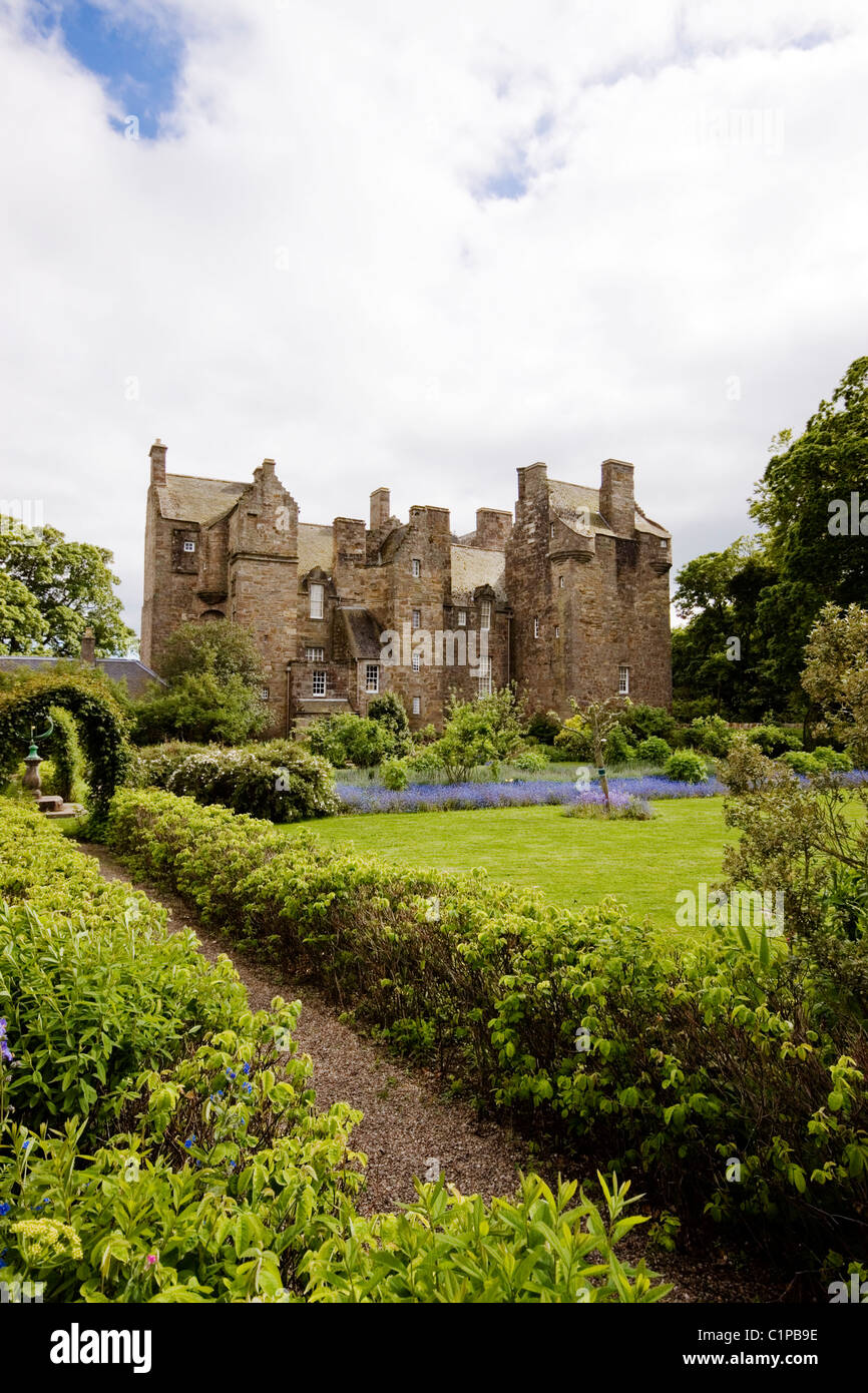 Fife, Escocia, Kellie Castle, fachada, visto desde el jardín Foto de stock
