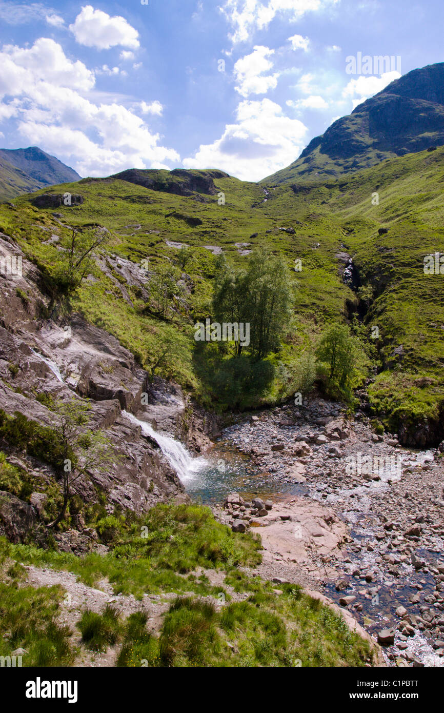Escocia, Glencoe, Clachaig cae en paisaje verde Foto de stock