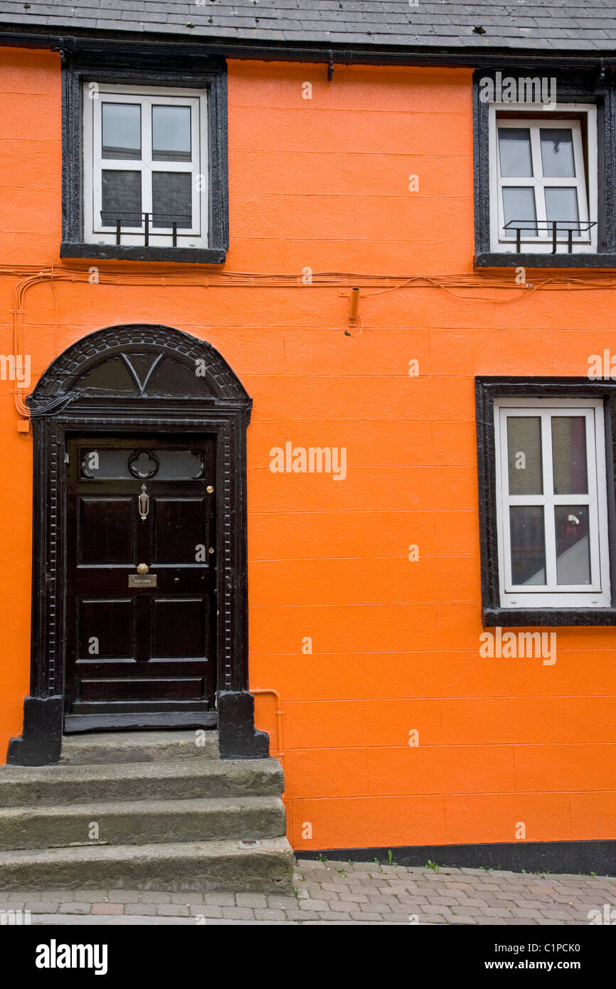 Fachada naranja de casa con puerta negra fotografías e imágenes de alta  resolución - Alamy