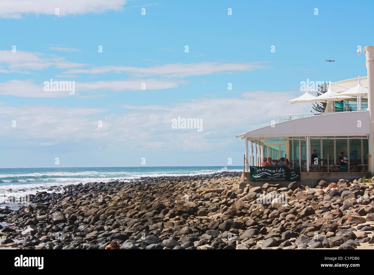 Australia, Burleigh Heads, restaurante en la playa rocosa Foto de stock