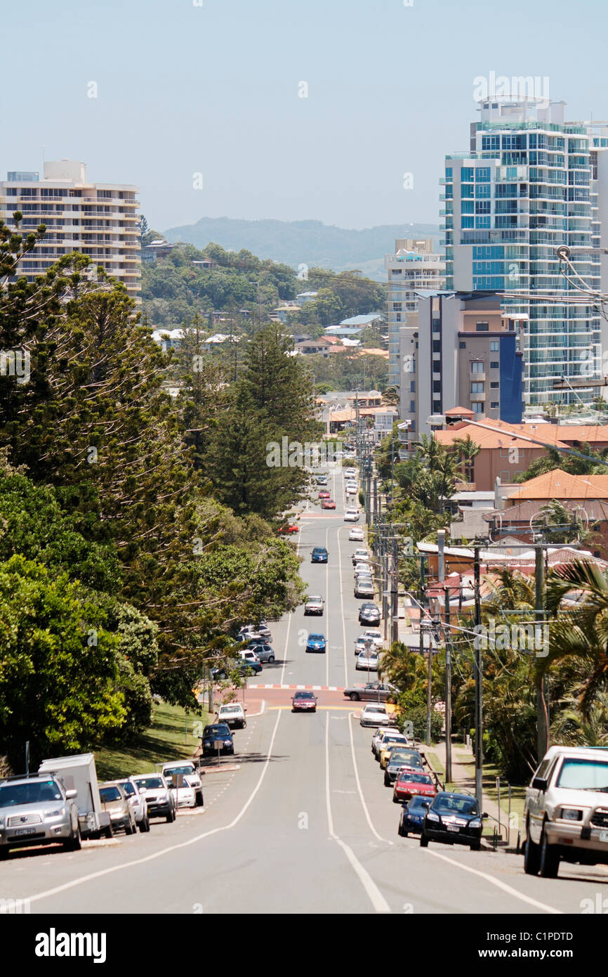 Coolangatta, Queensland, Australia, coches sobre la empinada carretera a través de la ciudad Foto de stock