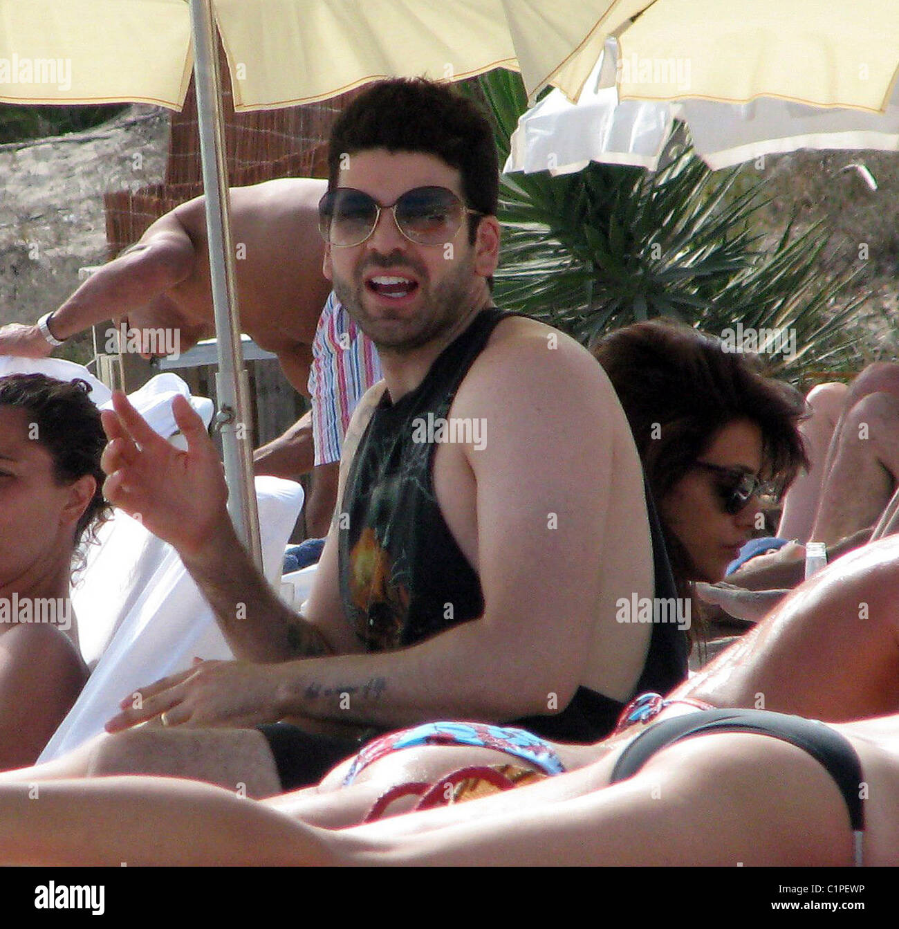 Monica Cruz de un día en la playa con un Ibiza, España - Fotografía de stock - Alamy