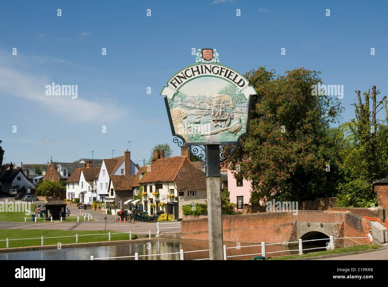 Inglaterra, Essex, Finchingfield, firmar y el puente sobre el río Pant Foto de stock