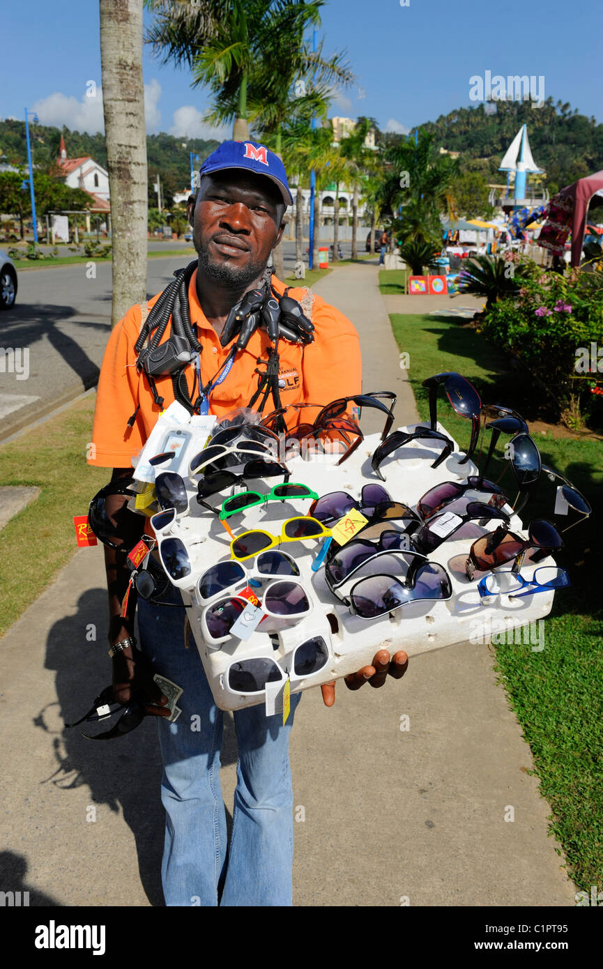 Vendedor ambulante vende gafas de sol Samana Republica Dominicana  Hispaniola Southern Caribbean Cruise Fotografía de stock - Alamy