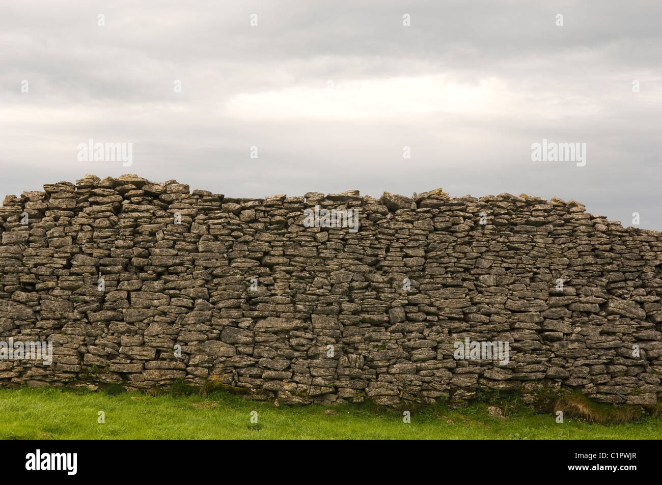 República de Irlanda, el Burren, Caherconnell Stone Fort al atardecer Foto de stock