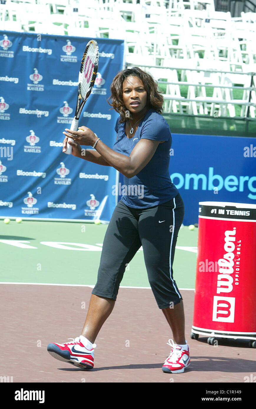 Serena Williams vistiendo su traje Nike dio lecciones en la Clínica Tenis para niños Bloomberg en Kastles Stadium, CityCenter de stock - Alamy
