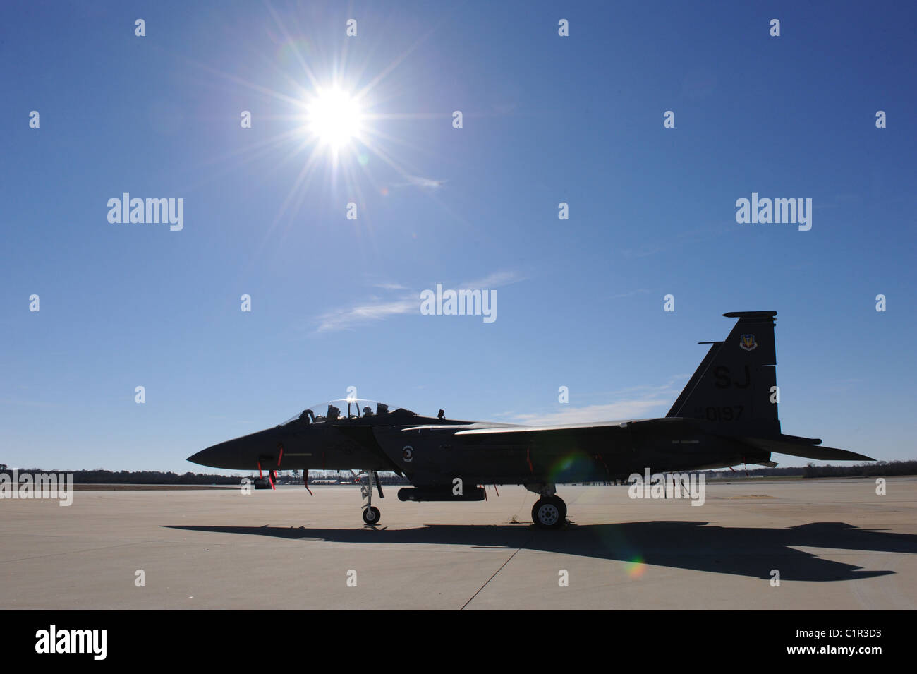 Los dos miembros de la tripulación expulsado de la Fuerza Aérea de EE.UU. F-15E Strike Eagle, como el mostrado aquí libia Foto de stock