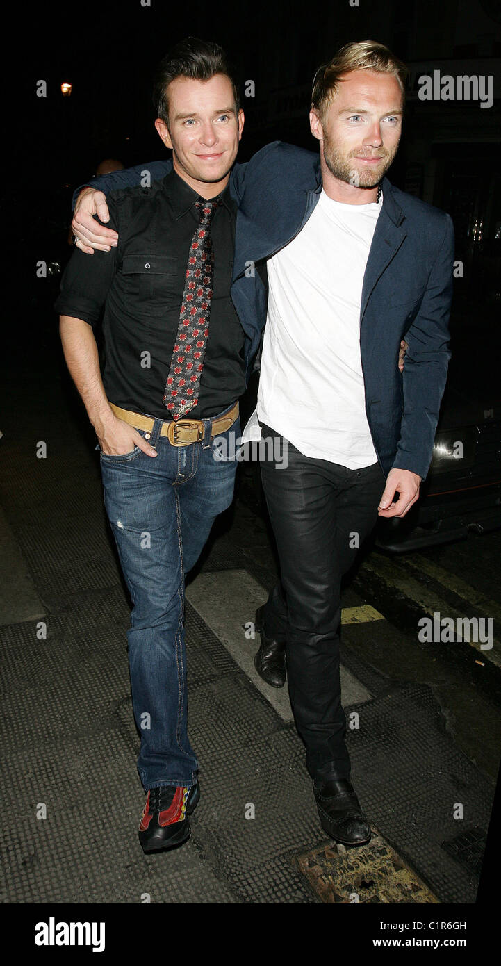 Stephen Gately y Ronan Keating de Boyzone dejando Ivy restaurant