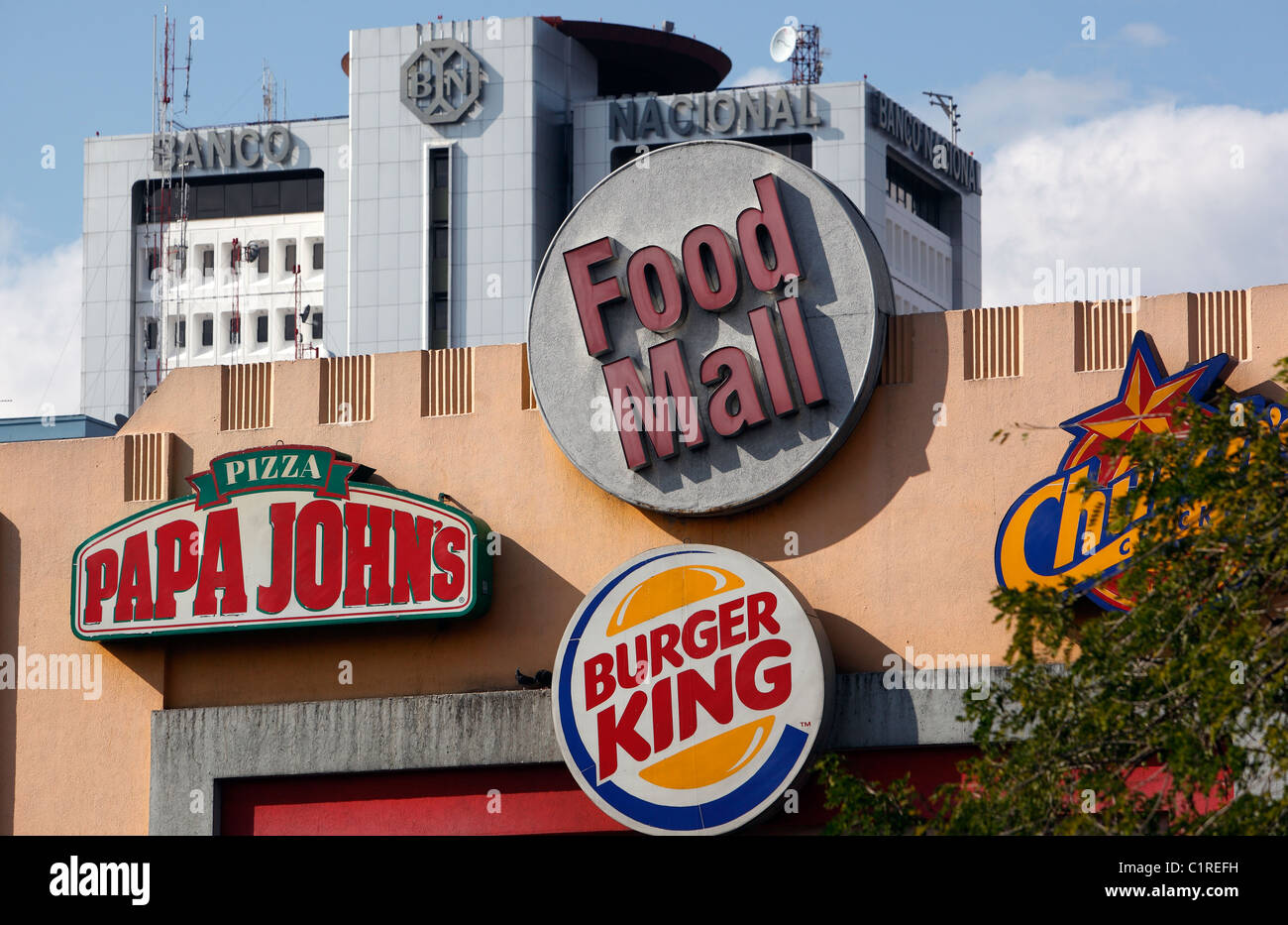 Logotipos de comida rápida americana en un edificio en San José, Costa Rica Foto de stock