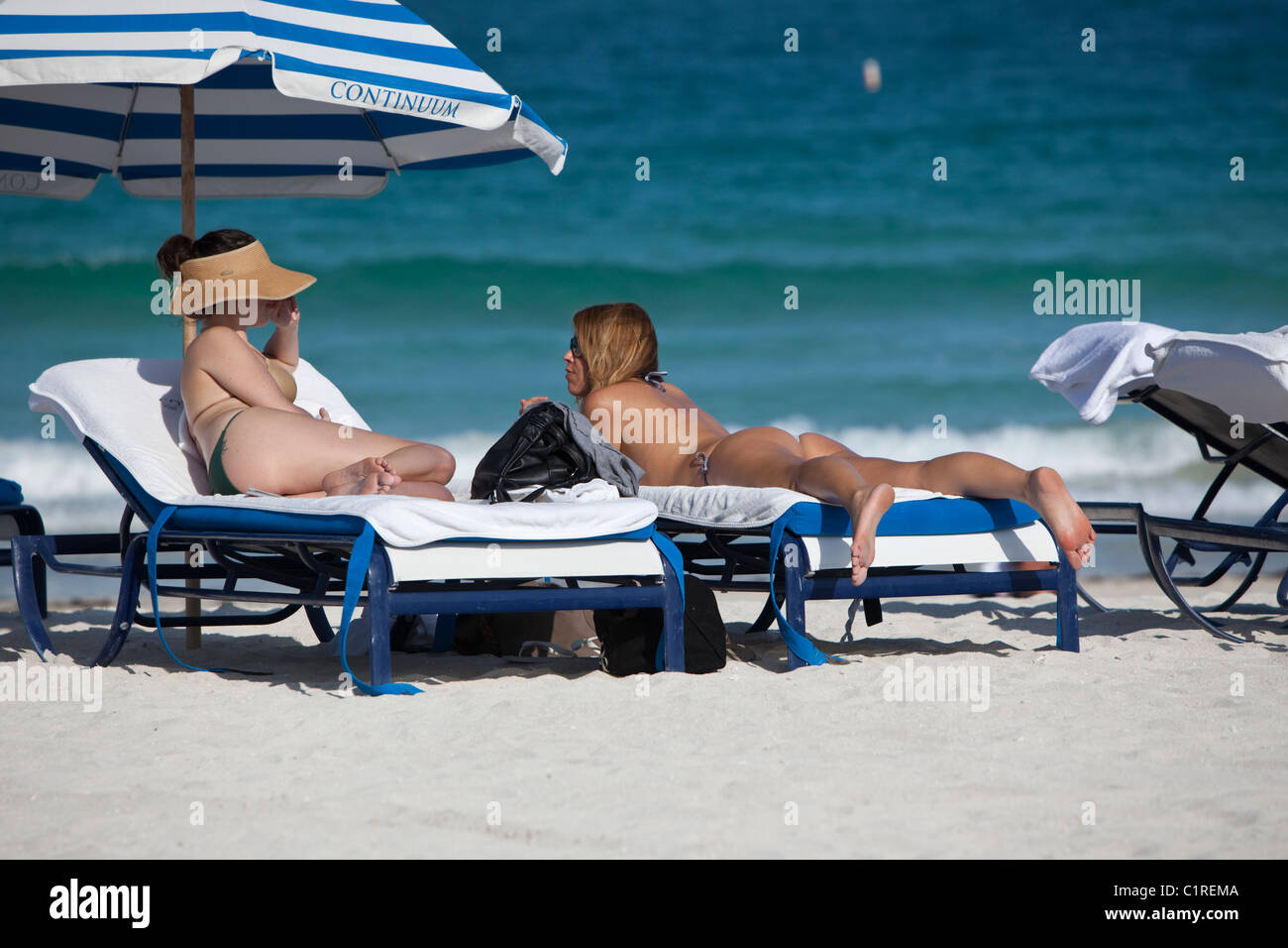 Dos mujeres bañistas tumbadas en tumbonas, Miami Beach, Florida, Estados  Unidos Fotografía de stock - Alamy