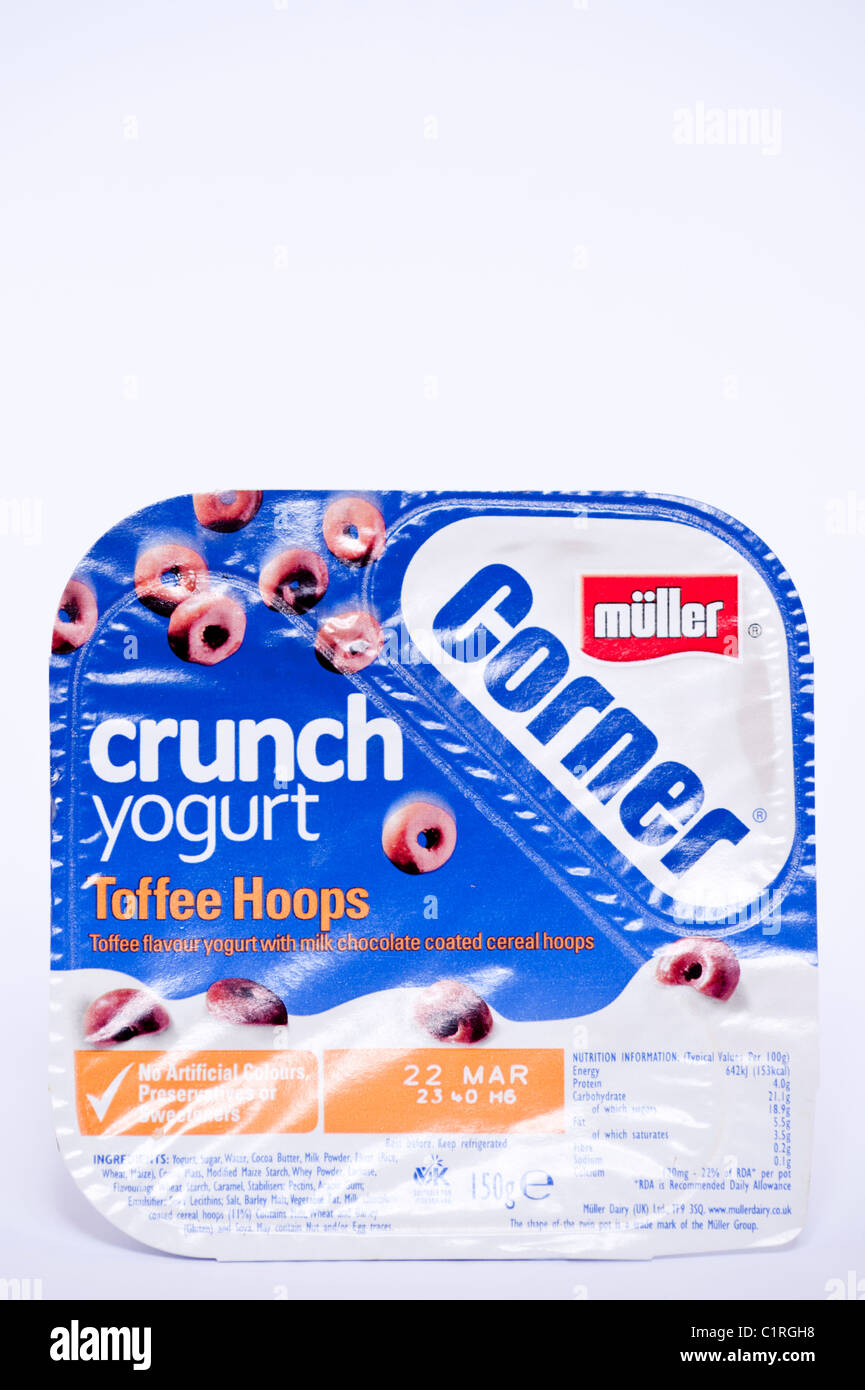 Una olla de aros de TOFFEE CRUNCH Esquina Muller yogur sobre un fondo blanco. Foto de stock