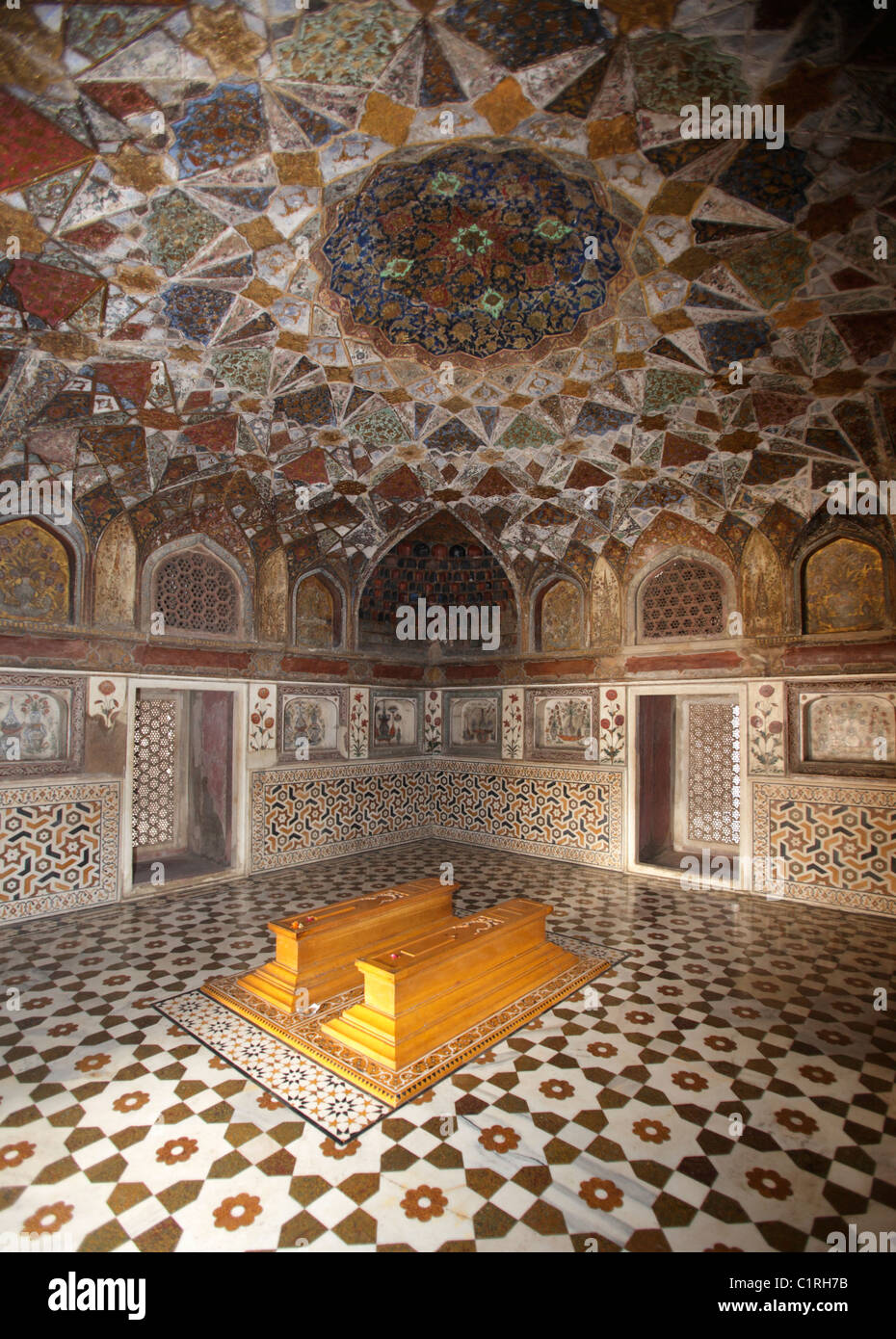 Tumbas en el interior de la tumba de Itmad-Ud-Daulah, también conocida como Baby Taj Mahal, Agra, India Foto de stock