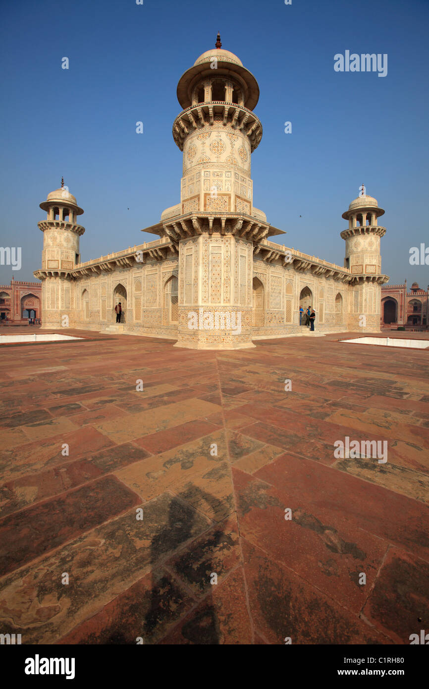 La Tumba de Itmad-Ud-Daulah, también conocida como Baby Taj Mahal, Agra, India Foto de stock