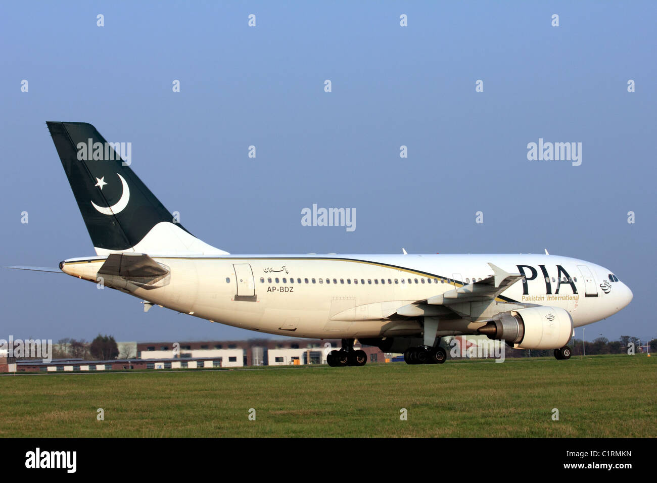 PIA Pakistan International Airways Avión AP-BDZ El aeropuerto Leeds Bradford LBA Foto de stock