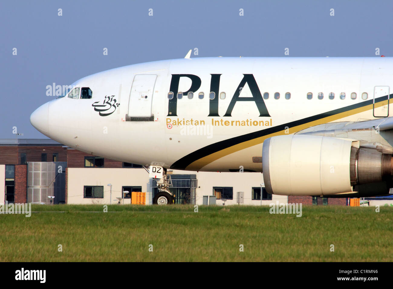 PIA Pakistan International Airways Avión AP-BDZ El aeropuerto Leeds Bradford LBA Foto de stock