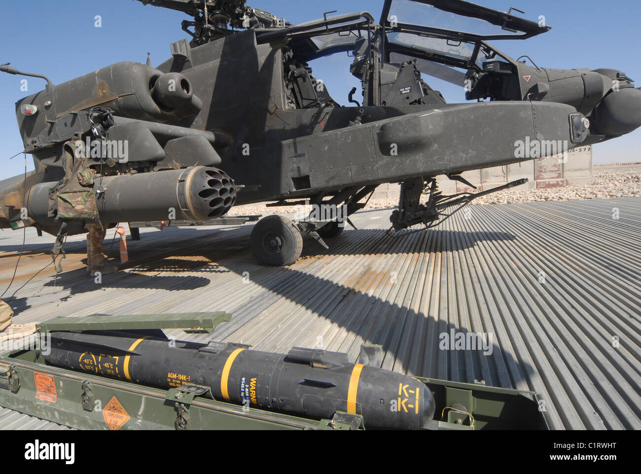 Un misil AGM-114 Hellfire está listo para ser cargado en un helicóptero Apache. Foto de stock