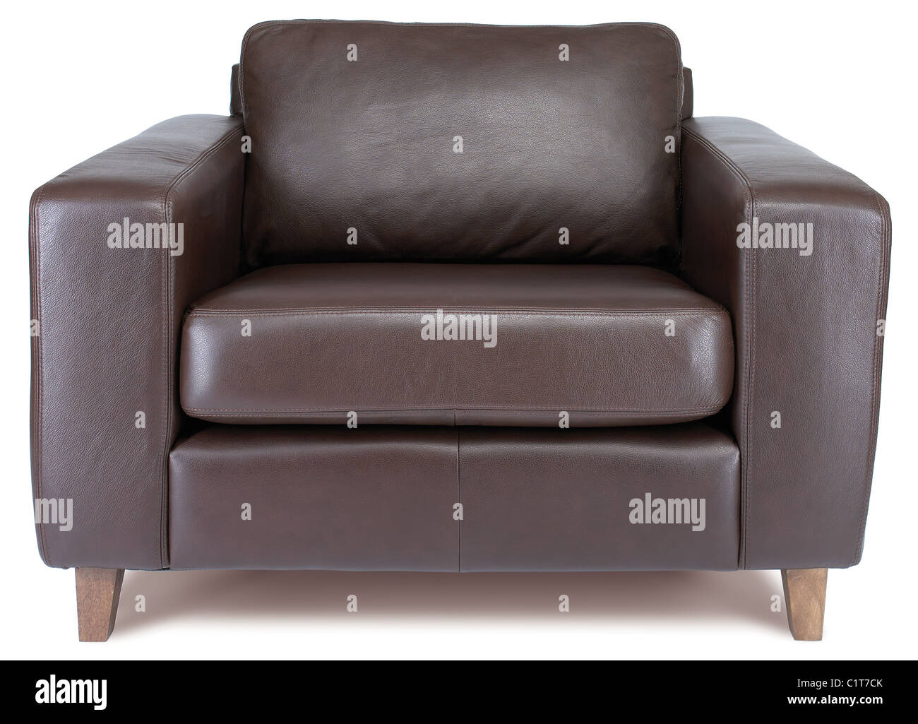 Un sillón de cuero marrón aislado en blanco con trazado de recorte