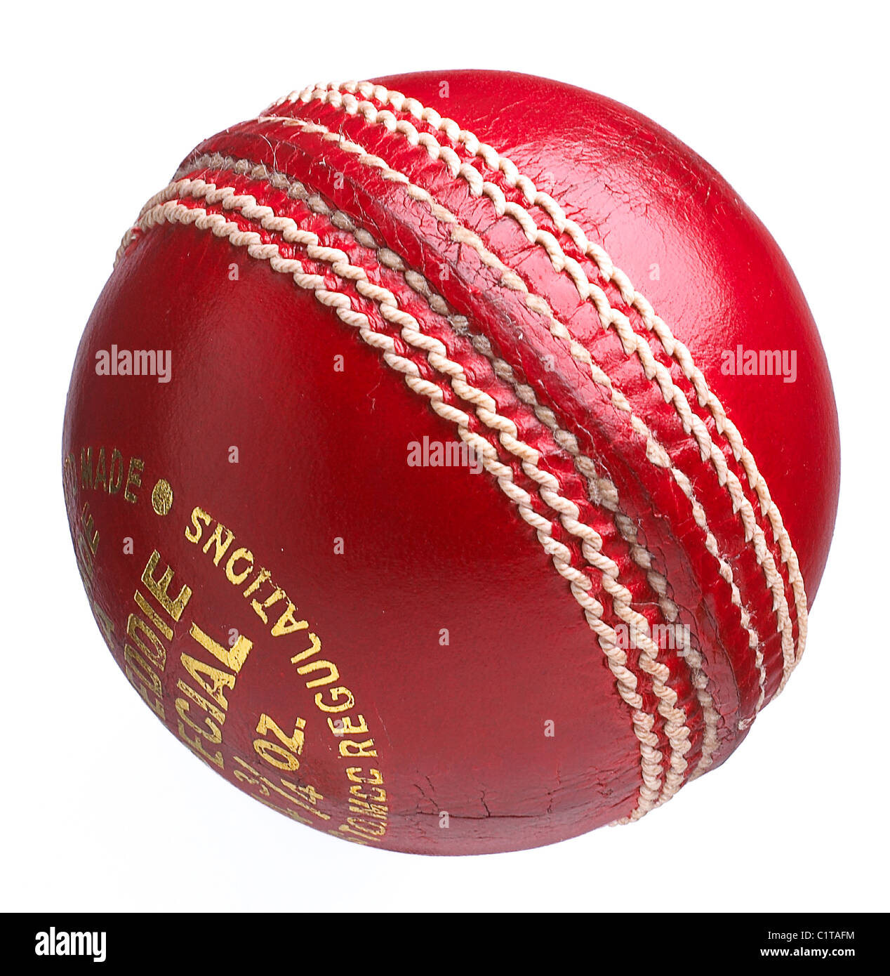 Una bola de cricket de cuero tradicional sobre un fondo blanco. Foto de stock