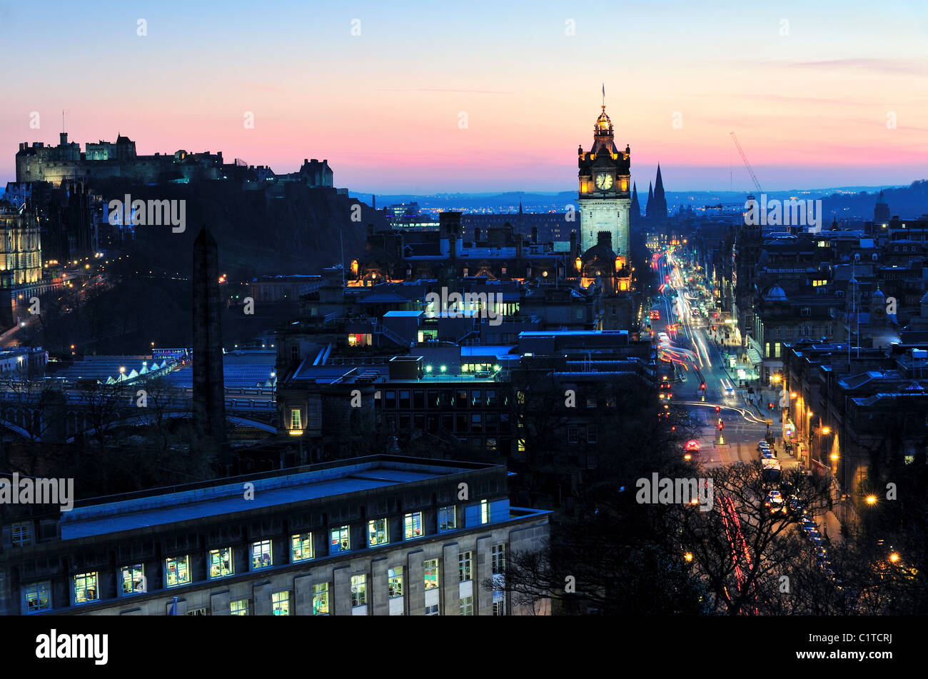 Vistas de Edimburgo al atardecer, mostrando el castillo, el hotel Balmoral, Princes Street Foto de stock