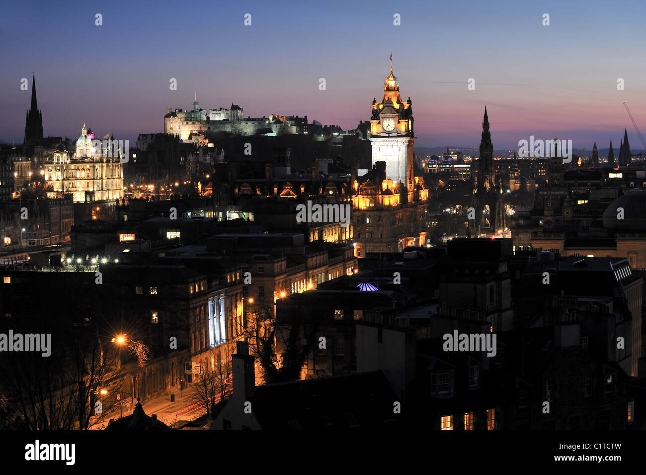 Edimburgo al anochecer, mostrando el Castillo de Edimburgo, el Hotel Balmoral y el Monumento a Scott Foto de stock