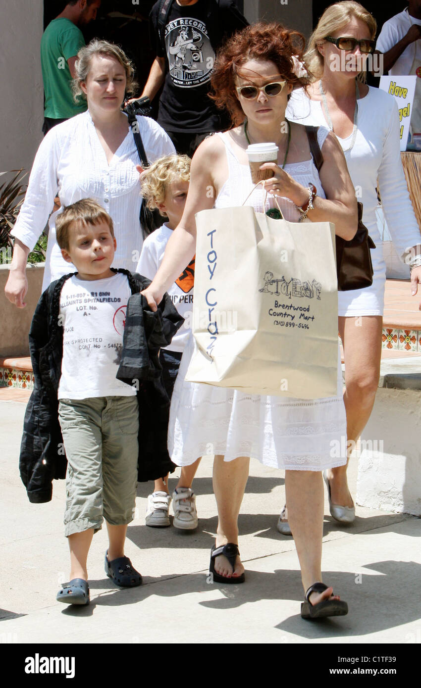 Helena Bonham Carter dejando 'juguete Loco' con su hijo Billy Ray Burton, que llevaba una gran bolsa de compras y un café en Malibu. Foto de stock